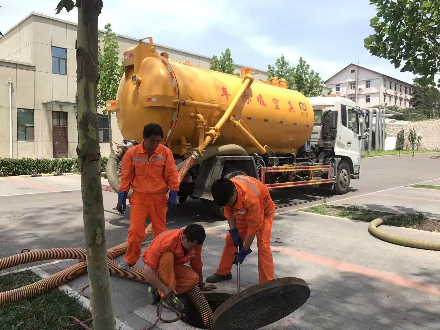 海北管道疏通车停在窨井附近