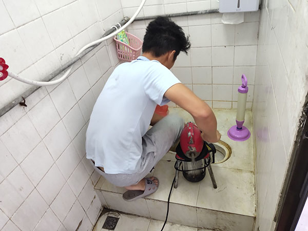 海北管道堵塞冒臭气 专业师傅现场解决问题