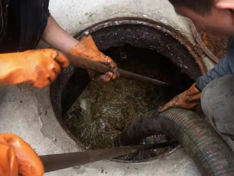 海北清理化粪池时如何避免沼气的危害？